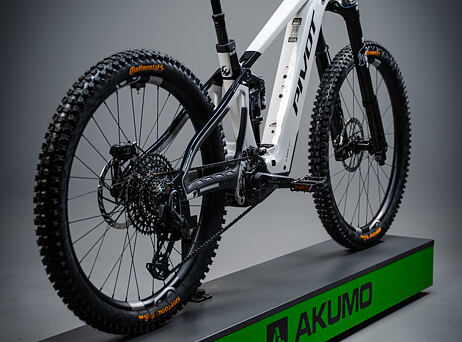 Pivot Shuttle LT Pro X0 Eagle Transmission - Stone Cold White