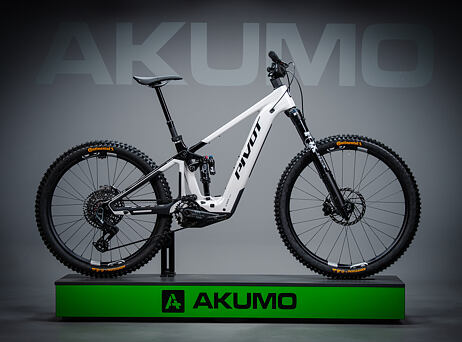 Pivot Shuttle LT Pro X0 Eagle Transmission - Stone Cold White