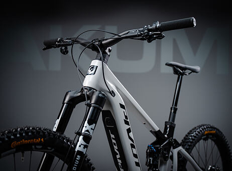 Pivot Shuttle LT Pro X0 Eagle Transmission - Stone Cold White